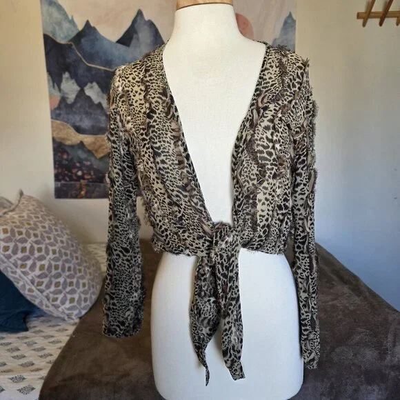 Chico's 100% Silk Leopard Print Blouse 0 XS Tie Front Mob Wife Crop Top Sexy - Picture 3 of 14